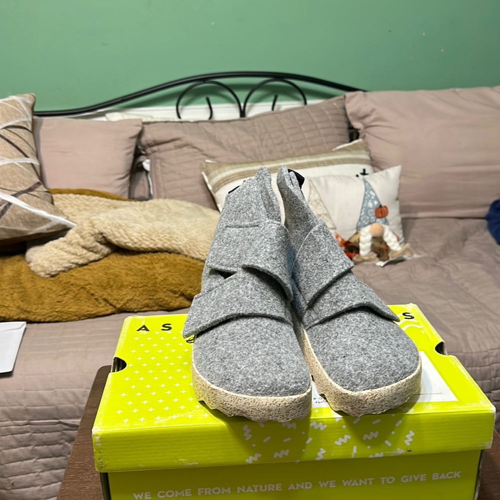 NWT Asportuguesas boot ankle Gray/White color